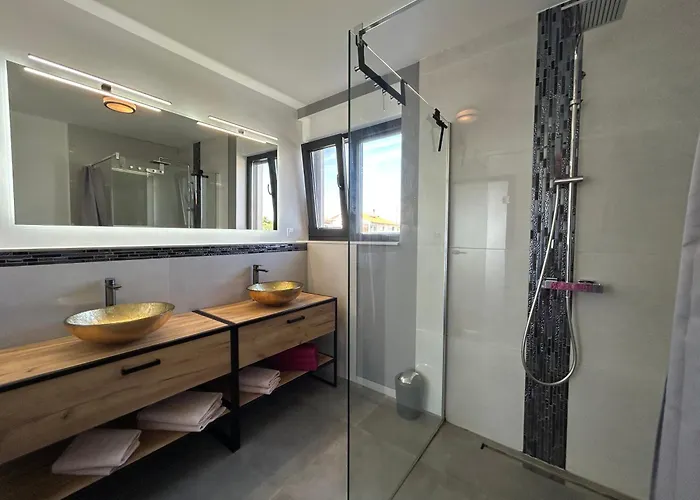 Paramount Adria Apartament *